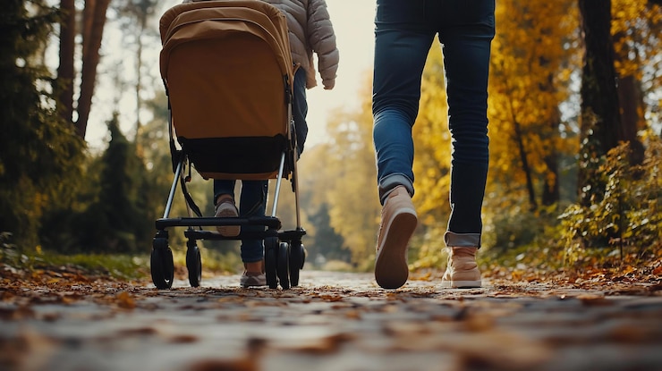 PSD paseo familiar de otoño en el parque niño en cochecito