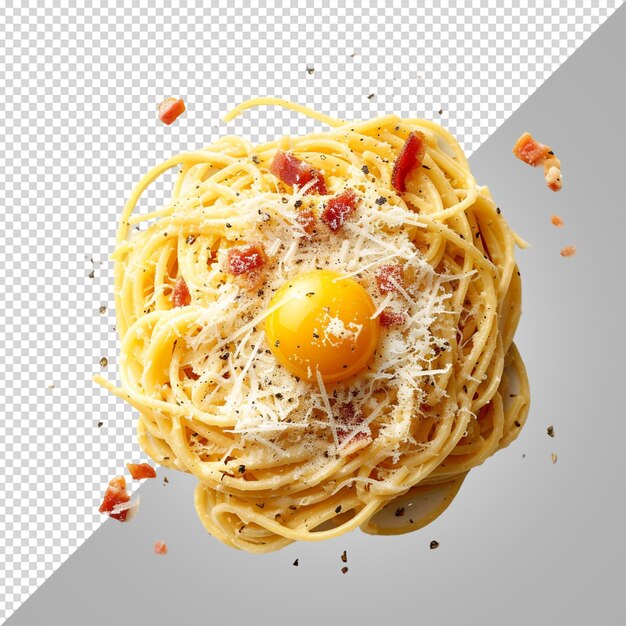 Pasta carbonara casera clásica con huevo de pancetta aislado sobre un fondo blanco