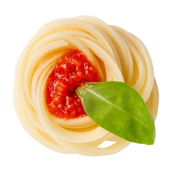 Pasta de espaguete cozido com molho torcido em círculo em um fundo em branco