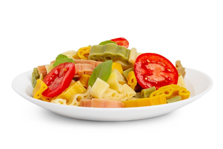PSD pasta macaroni con pomodori in un piatto su uno sfondo vuoto