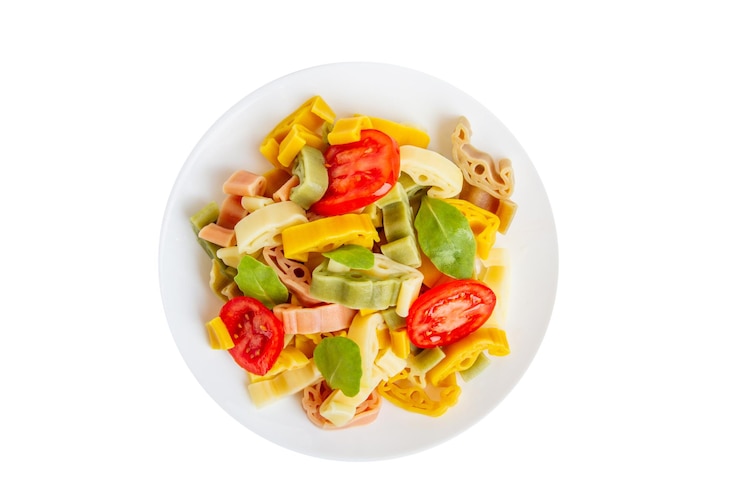 PSD pasta macaroni con pomodori in un piatto su uno sfondo vuoto