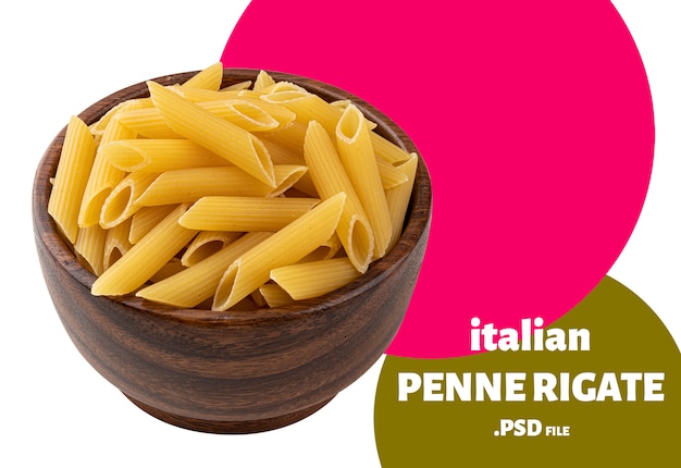 Pasta de penne rigate aislada sobre un fondo blanco