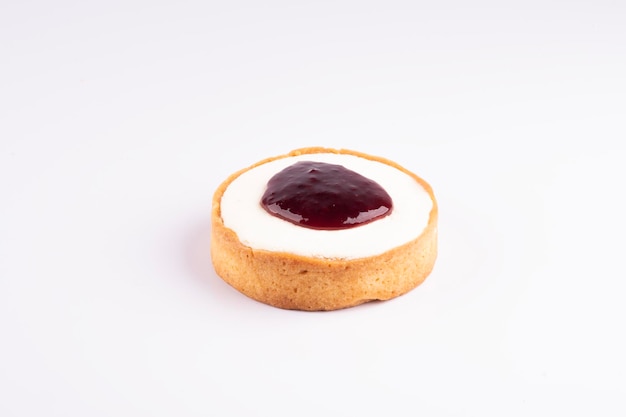 pastel de queso con mermelada de bayas aislada sobre un fondo blanco