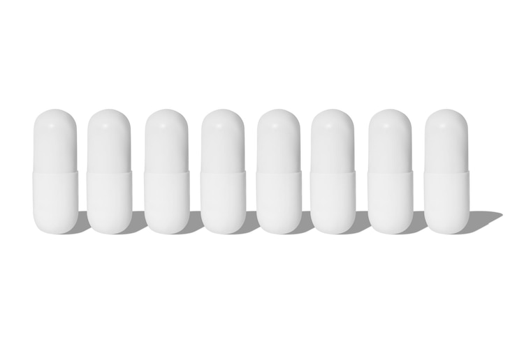 PSD pastillas o tabletas blancas mate colocadas en filas sobre un fondo aislado