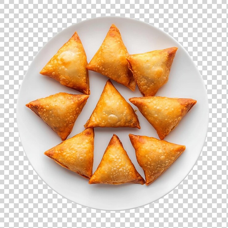 PSD patata samosa bocadillos indios en un plato blanco vista superior aislada sobre un fondo transparente