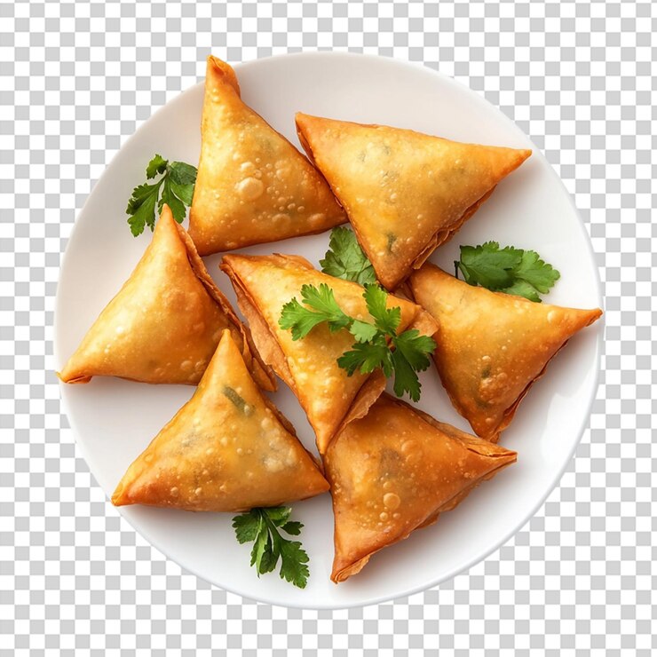 PSD patata samosa bocadillos indios en un plato blanco vista superior aislada sobre un fondo transparente