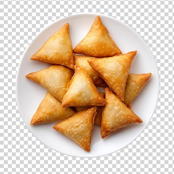 PSD patata samosa bocadillos indios en un plato blanco vista superior aislada sobre un fondo transparente