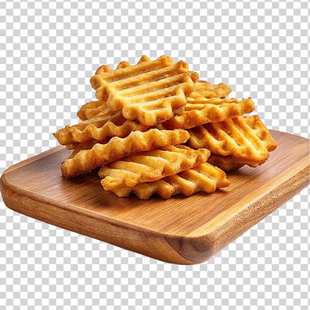 Patatas fritas de waffle en una tabla de cortar de madera aislada sobre un fondo transparente