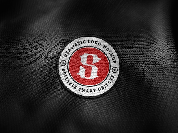 Patch logo brodé réaliste sur tissu jersey