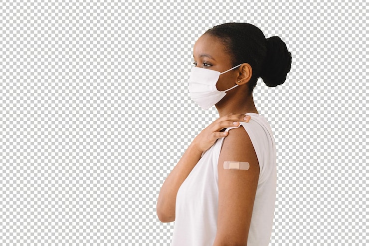 PSD patients multiethniques souriants dans un masque facial médical montrant le bras vacciné après l'injection antivirale