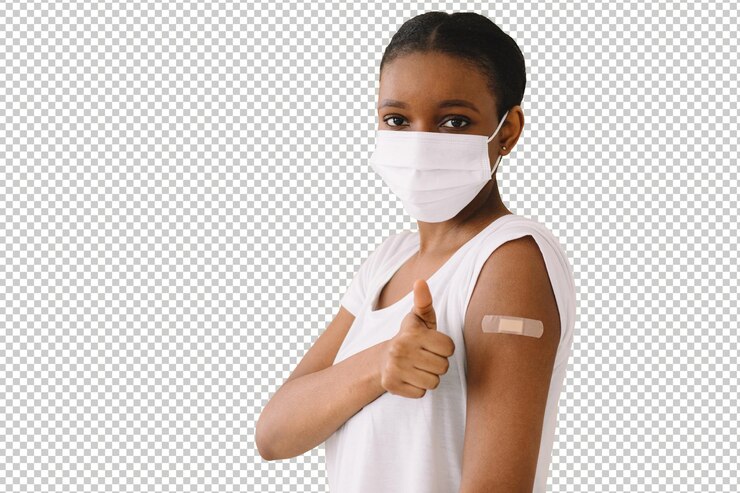 PSD patients multiethniques souriants dans un masque facial médical montrant le bras vacciné après l'injection antivirale