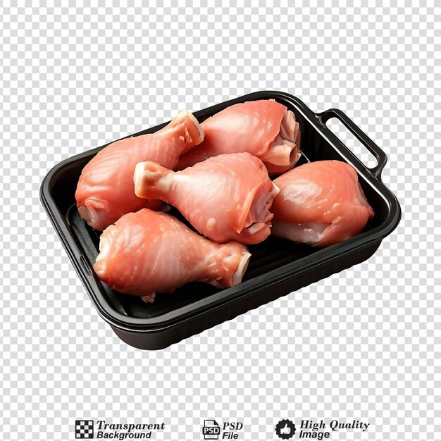 PSD pattes de poulet crues dans un plateau en plastique noir isolé sur un fond transparent