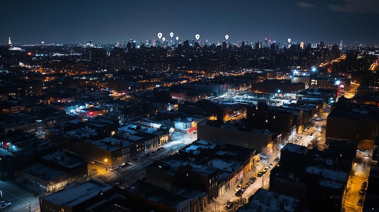 PSD le paysage urbain nocturne avec des rues couvertes de neige et des feux d'artifice au loin
