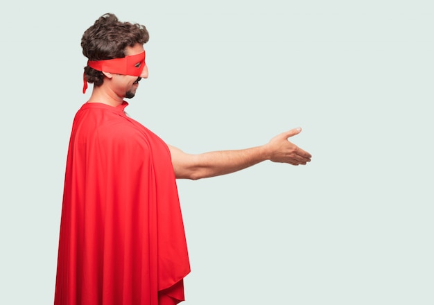pazzo come un supereroe con un&#39;espressione sorridente, sicura, orgogliosa, soddisfatta e amichevole