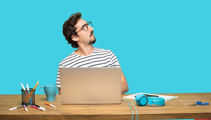 PSD pazzo con il computer portatile che osserva in su
