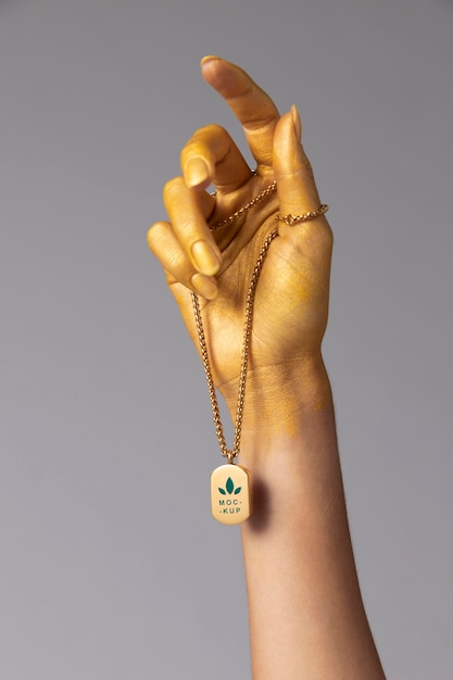 Pendentif bijoux médaillon sur main sculpture