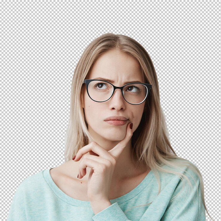 PSD pensativa mujer bonita tiene el cabello largo rubio con gafas elegantes se mira a un lado con expresión pensativa planes algo en los próximos fines de semana posa contra la pared en blanco mujer desconcertada