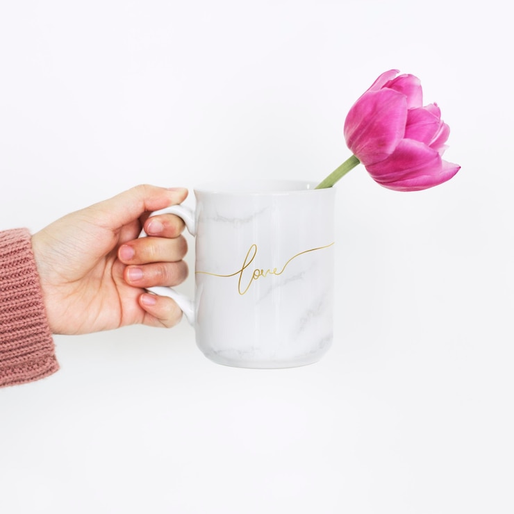 PSD peonía en una maqueta de taza de amor