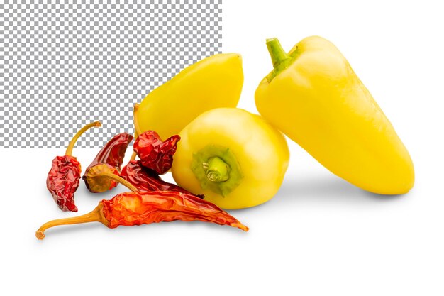 Peperone giallo fresco e pepe rosso secco fianco a fianco isolati su sfondo trasparente