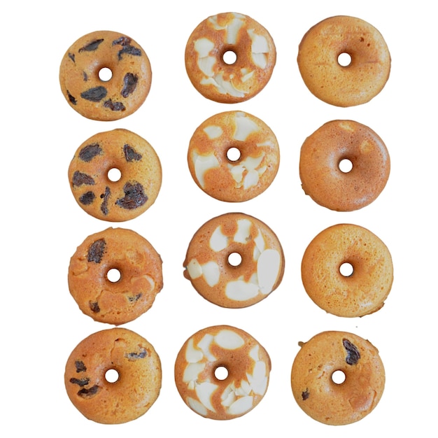 pequeñas rosquillas de pastel con ingredientes en la parte superior Es polvo de madera seca o varias nueces