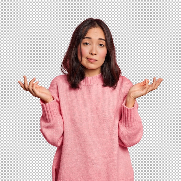 La perception de la vie et le concept de décision difficile La jeune femme asiatique perplexe écarte les paumes et pose incertaine à l'intérieur exprime des doutes porte un pull tricoté