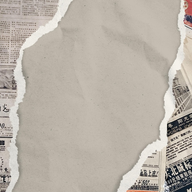 Periódico viejo rasgado sobre fondo marrón
