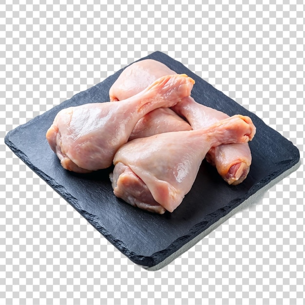 Pernas de frango cruas em placa de ardósia preta isoladas em fundo transparente