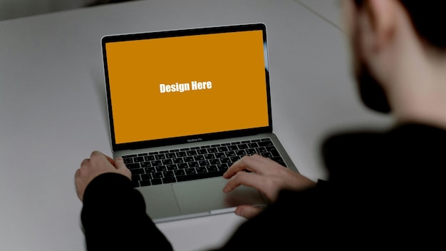 Person, die an einem Laptop-PSD-Mockup arbeitet