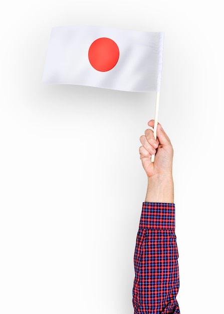 PSD person, die die flagge von japan wellenartig bewegt