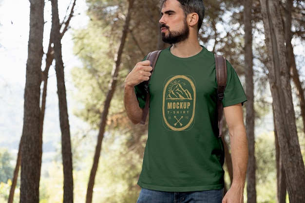 Person, die draußen in der natur ein mock-up-t-shirt trägt