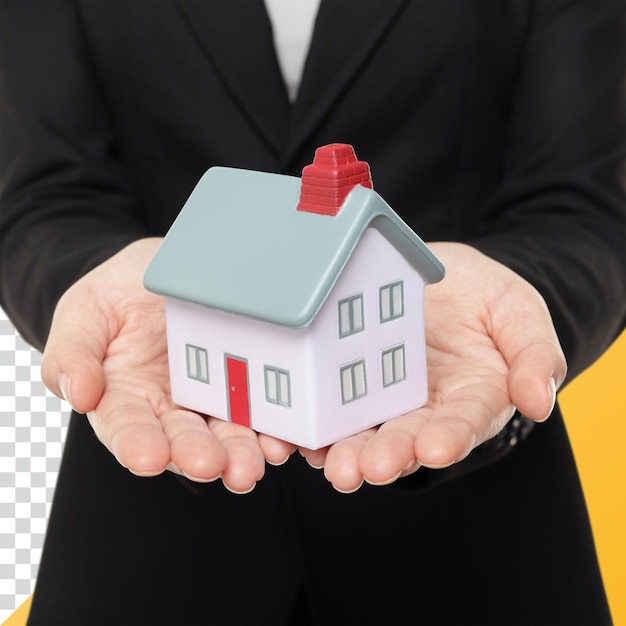 Person, die ein Miniaturhaus in der Hand hält