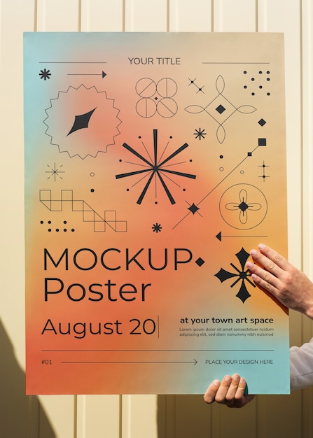 Person, die ein Poster mit Farbverlauf für das Festival hält