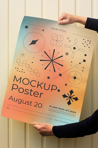 Person, die ein Poster mit Farbverlauf für das Festival hält