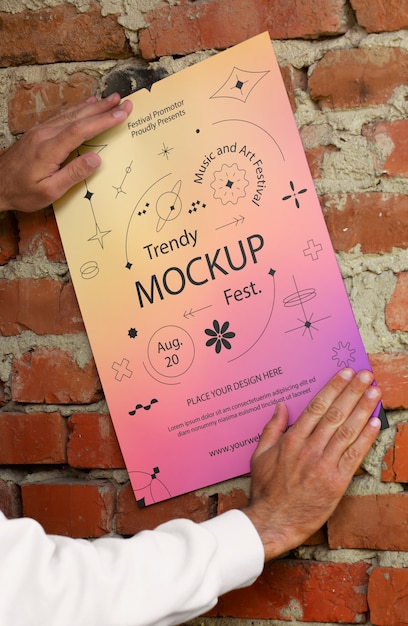 Person, die ein Poster mit Farbverlauf für das Festival hält