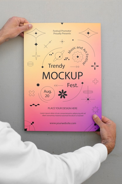 Person, die ein Poster mit Farbverlauf für das Festival hält