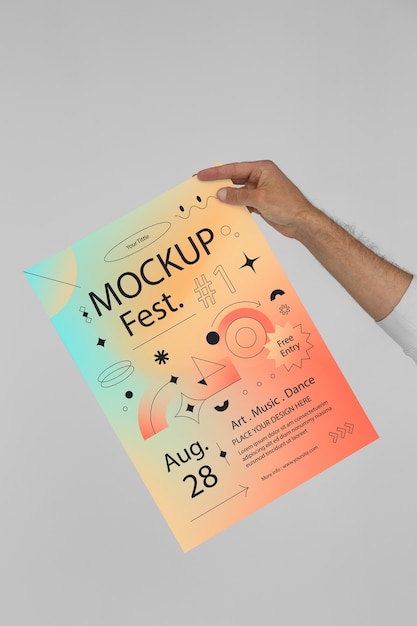 Person, die ein Poster mit Farbverlauf für das Festival hält