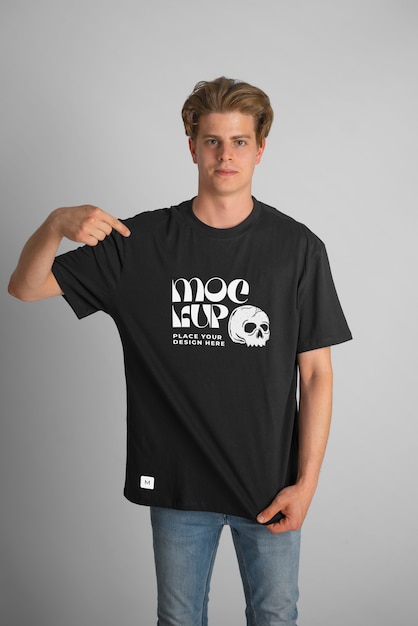 Person, die ein T-Shirt-Modell trägt und zeigt