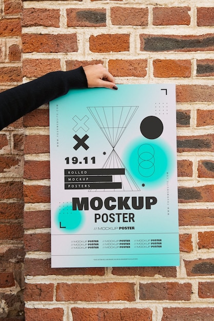 Person, die im Freien ein Poster-Mockup hält