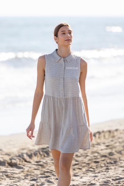 Person, die Öko-Kleidung am Strand modelliert