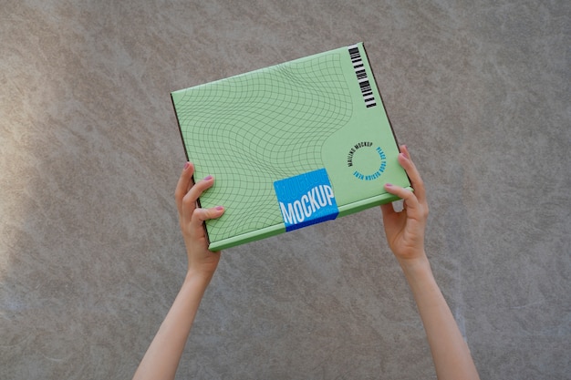 Person, die Mail-Paket-Mock-up liefert