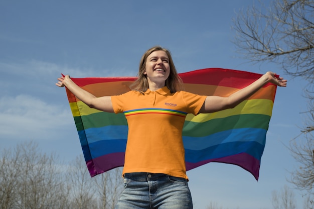 PSD person im freien mit regenbogen-pride-flagge