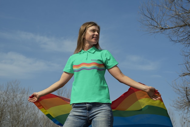 PSD person im freien mit regenbogen-pride-flagge