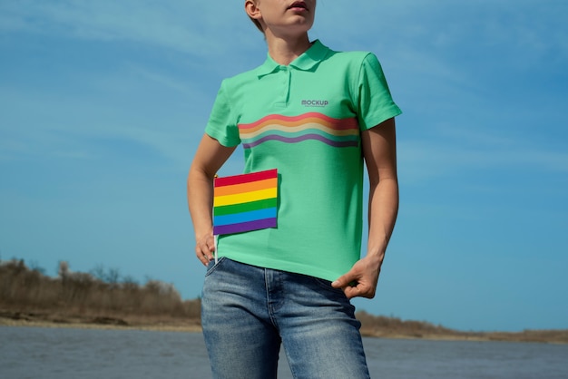 Person im Freien mit Regenbogen-Pride-Flagge