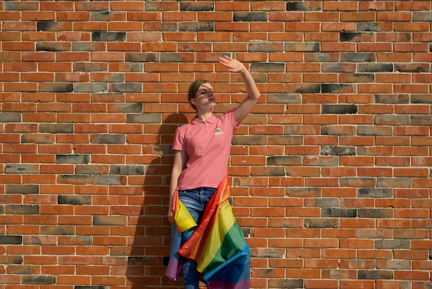 PSD person im freien mit regenbogen-pride-flagge