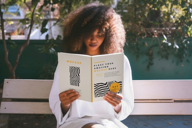 Person mit Magazin-Mockup-Design