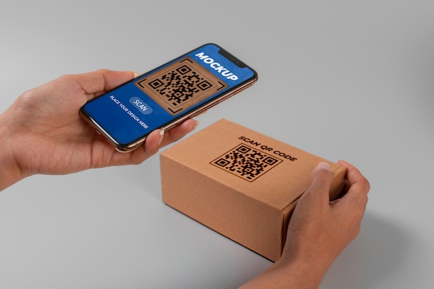PSD person scannt qr-code auf karton mit smartphone