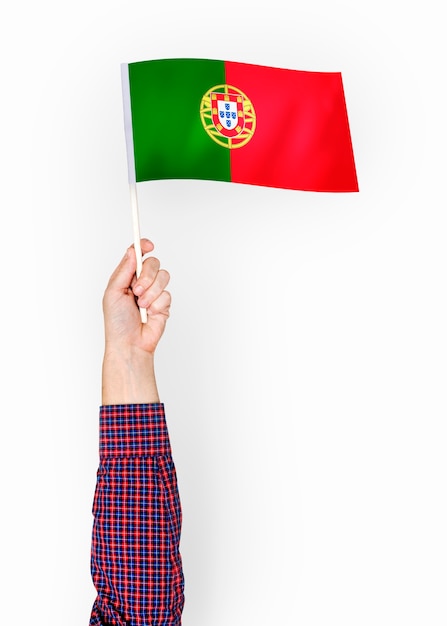 PSD person winkt die flagge der portugiesischen republik