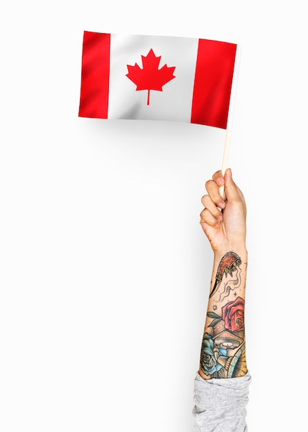 Person winkt die Flagge von Kanada