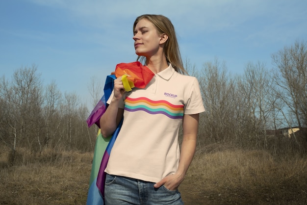 PSD persona al aire libre con la bandera del orgullo del arco iris