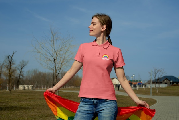 PSD persona al aire libre con la bandera del orgullo del arco iris